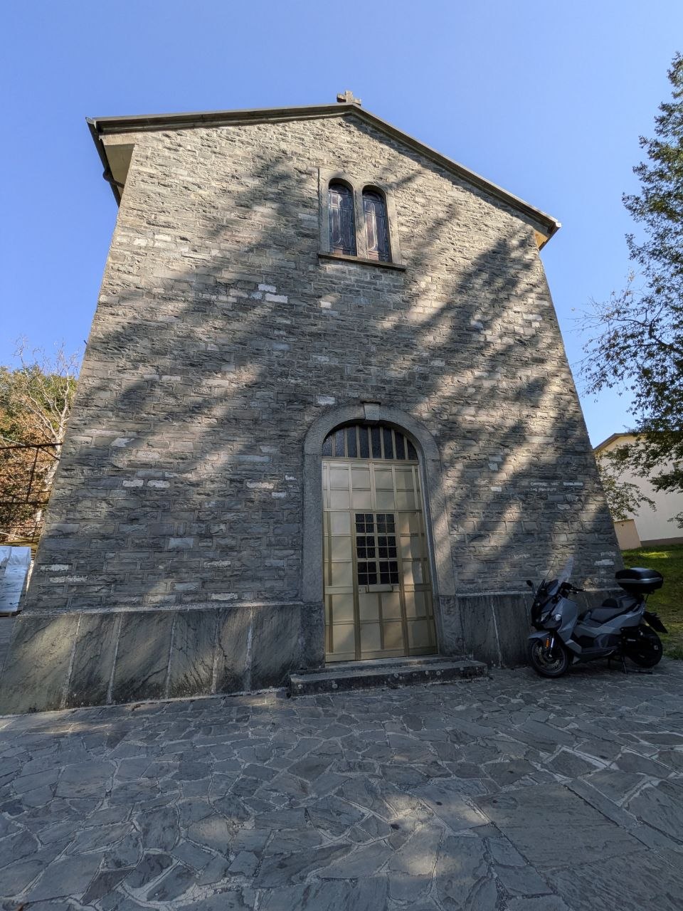 Case Fazzi — chiesa e memoria dei caduti