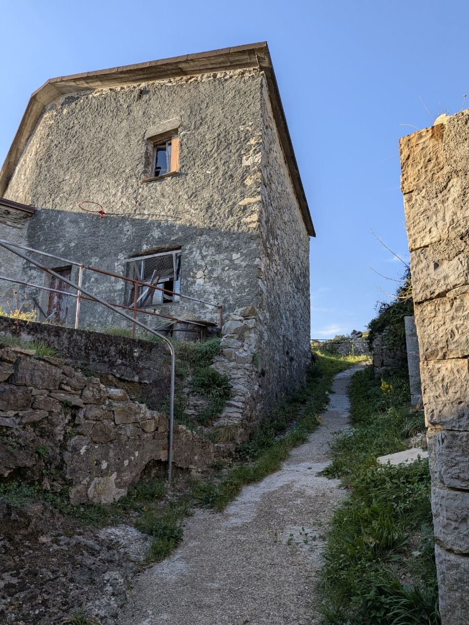 Codorso - edificio con canestro